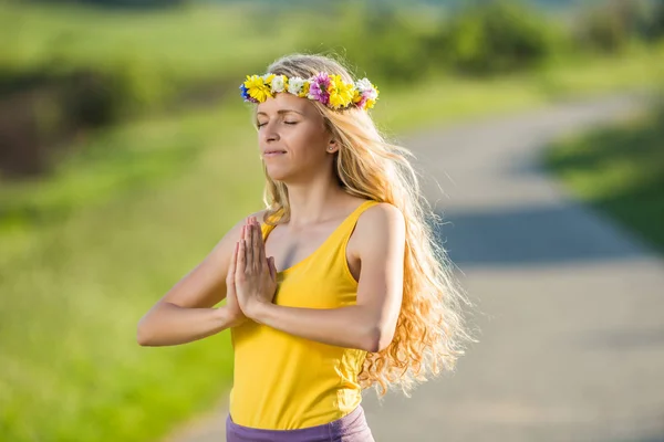 Žena meditace v přírodě — Stock fotografie