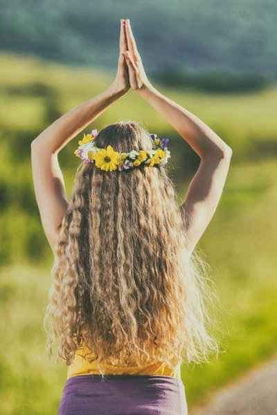 女性の自然の中で瞑想 — ストック写真