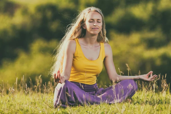 Meditál a réten a nő — Stock Fotó