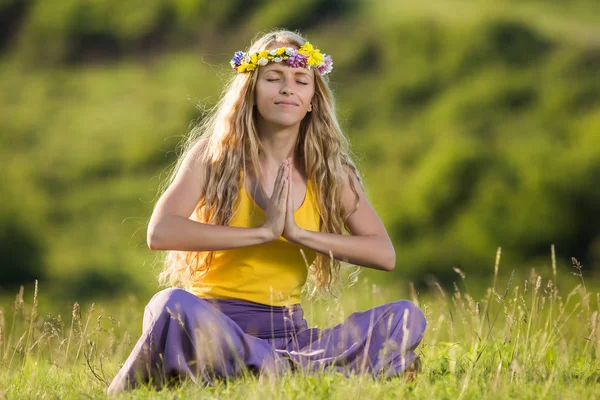 Mujer meditando en el prado —  Fotos de Stock