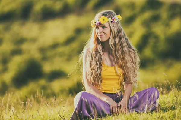 Vrouw geniet van vergadering op de weide — Stockfoto