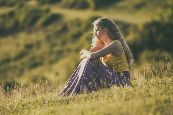 Mujer triste en el prado — Foto de Stock