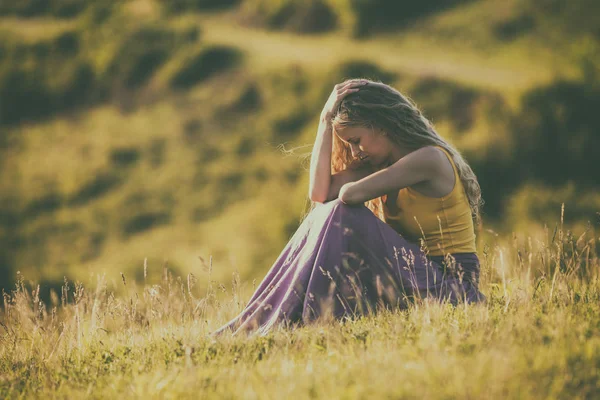 Treurige vrouw op de weide — Stockfoto