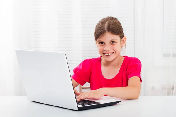 Klein meisje met laptop — Stockfoto