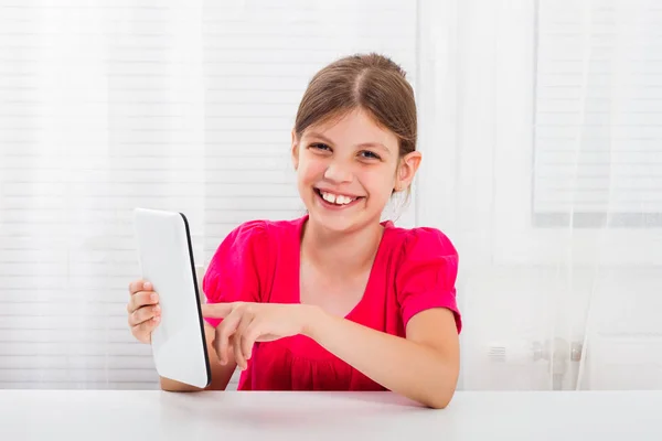 Bambina utilizzando tablet digitale — Foto Stock