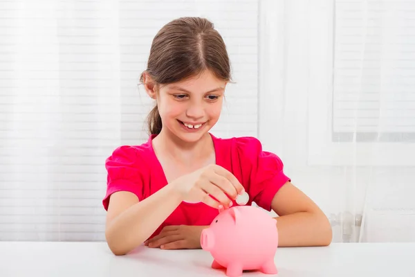 Menina economizando dinheiro — Fotografia de Stock