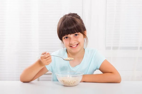 Mała dziewczynka o zdrowe śniadanie — Zdjęcie stockowe