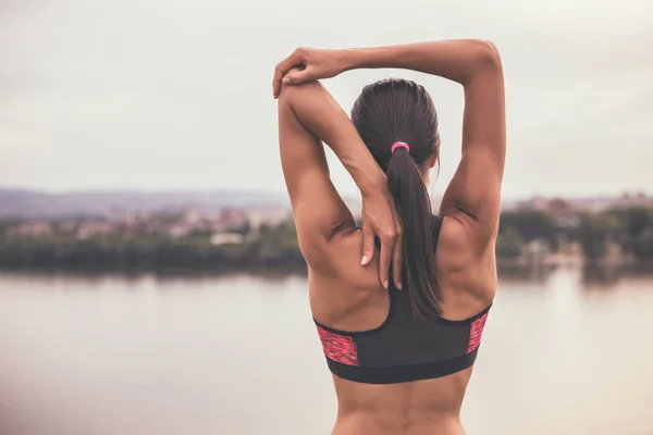 Mujer deportiva haciendo ejercicio —  Fotos de Stock