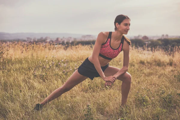 Femme sportive exerçant — Photo