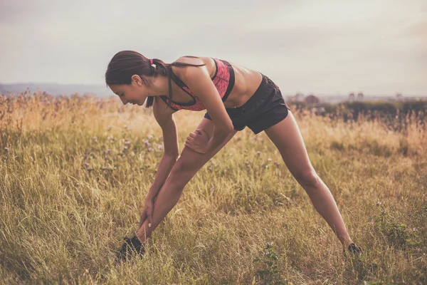 Sporty woman exercising — Stock Photo, Image