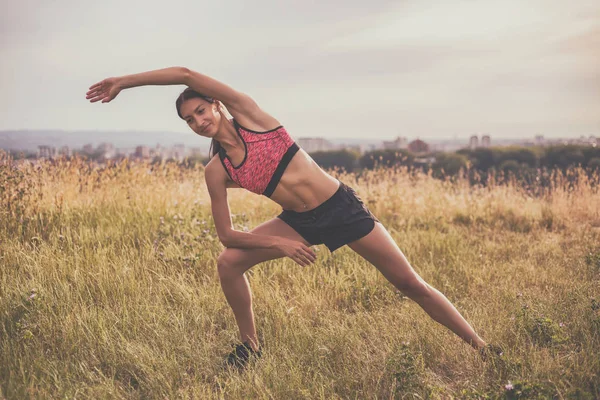 Sportovní žena cvičení — Stock fotografie