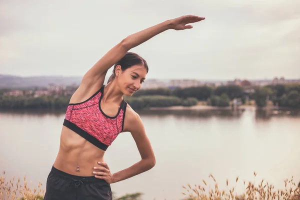 Femme sportive exerçant — Photo