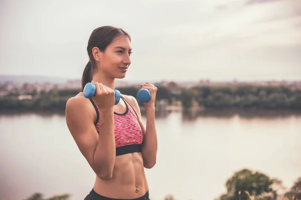Sportig kvinna tränar med vikter — Stockfoto