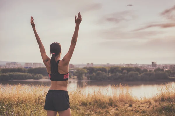 Sportieve vrouw geniet van buiten — Stockfoto