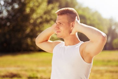 Yakışıklı adam pratik