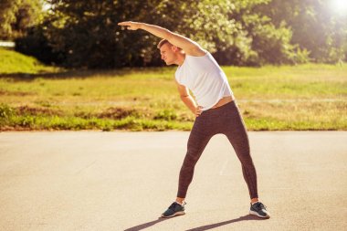 Yakışıklı adam pratik