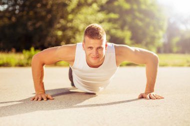 gönderme yapan yakışıklı erkek ups