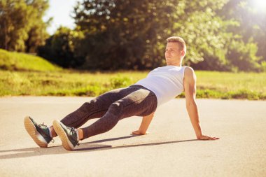 Yakışıklı adam pratik