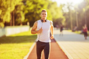 yakışıklı erkek koşu