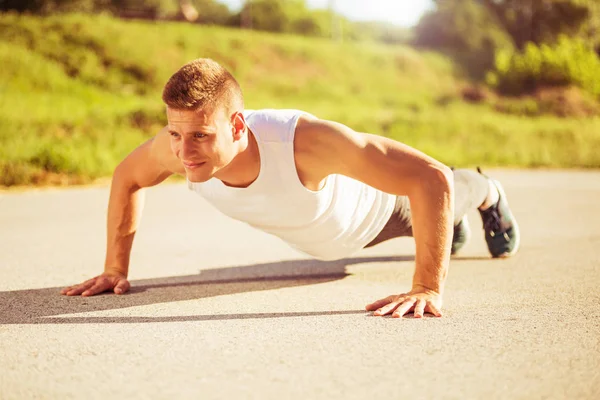 Pohledný muž dělá push up — Stock fotografie