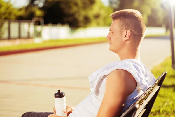 Knappe man drinkbaar water na het sporten — Stockfoto