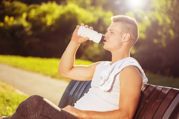 Bell'uomo che beve acqua dopo l'esercizio — Foto Stock