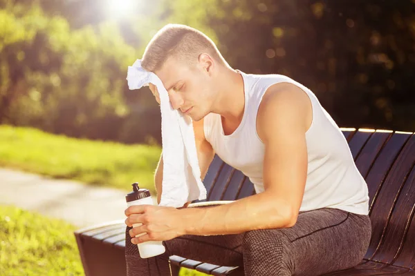 Tired man resting after exercise — Stock Photo, Image