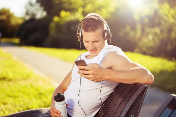 Schöner Mann ruht sich nach dem Sport aus — Stockfoto