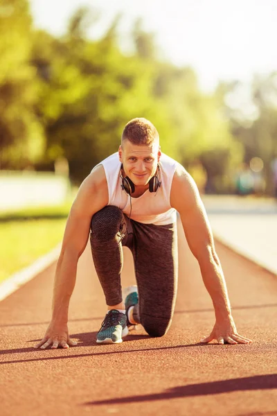 Pohledný muž počáteční pozice pro běh — Stock fotografie