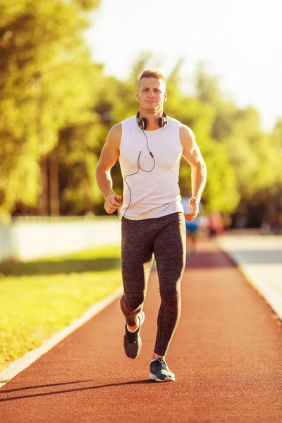 Bello uomo jogging — Foto Stock