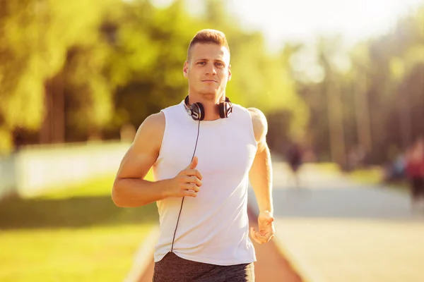 Bello uomo jogging — Foto Stock