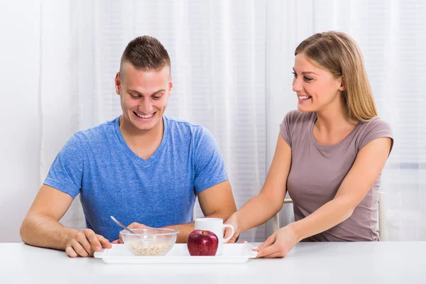 Esposa dando desayuno a su marido —  Fotos de Stock