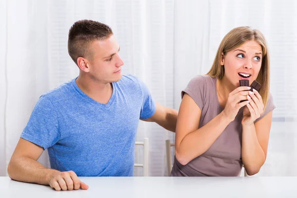 Mujer comiendo demasiada comida dulce — Foto de Stock