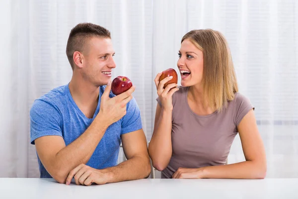 Cuple comer manzana — Foto de Stock