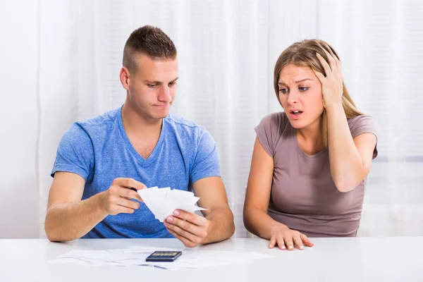 Couple ayant des problèmes financiers — Photo