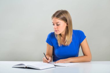 Çalışan genç kadın.