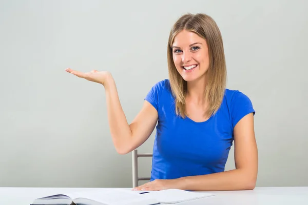 Frau gestikuliert während des Studiums — Stockfoto