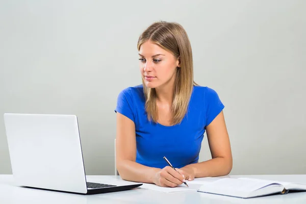 Mujer usando laptop y estudiando — Foto de Stock