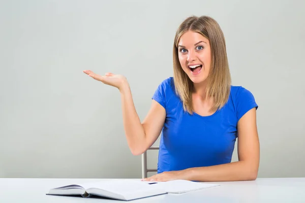 Mujer haciendo gestos mientras estudia —  Fotos de Stock