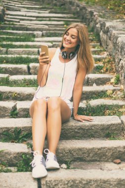 Cep telefonu kullanan genç kadın. 