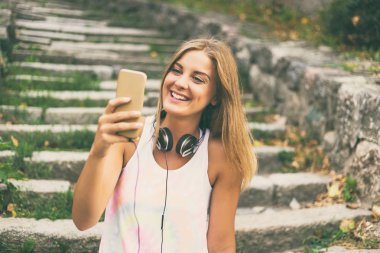 Cep telefonu kullanan genç kadın.