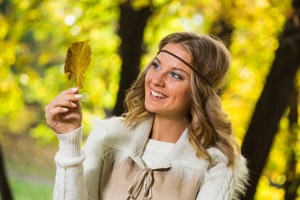 Schöne Mädchen genießt im Herbst — Stockfoto