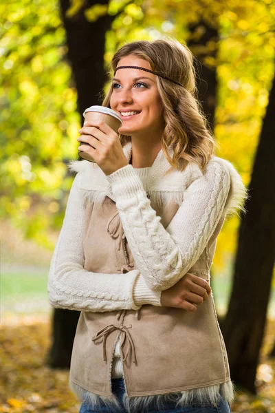 Молодая девушка пьет кофе — стоковое фото