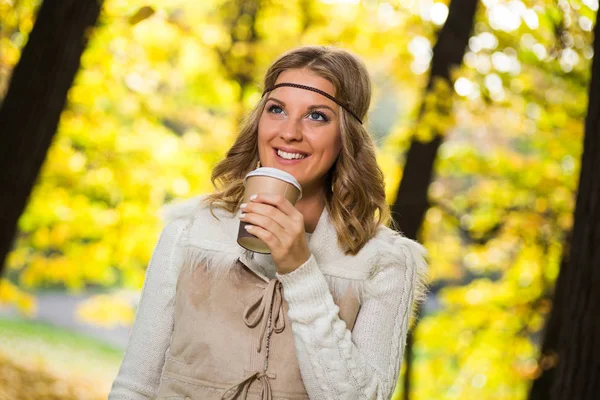 Junges Mädchen trinkt Kaffee — Stockfoto