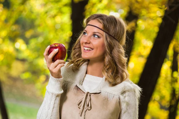 Νεαρή κοπέλα τρώει μήλο — Φωτογραφία Αρχείου