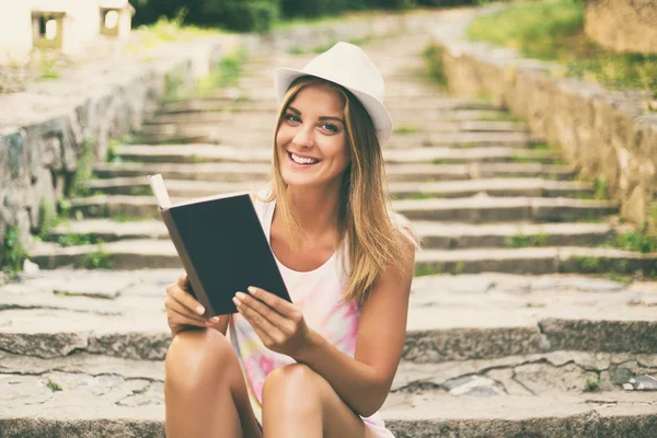 Jovem mulher leitura livro — Fotografia de Stock