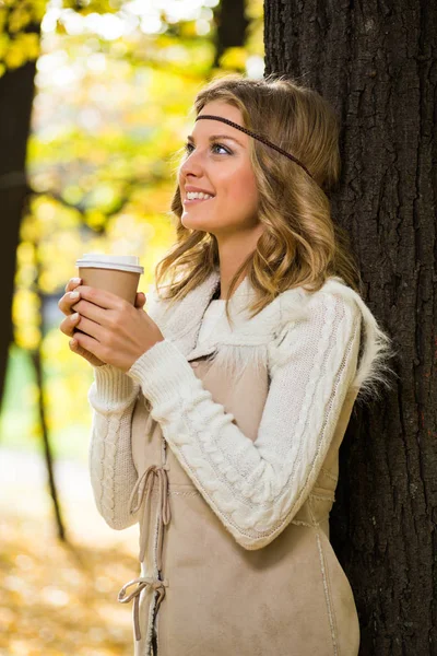 Młoda dziewczyna picia kawy — Zdjęcie stockowe