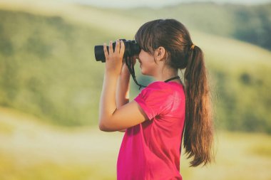 dürbün ile arayan çocuk