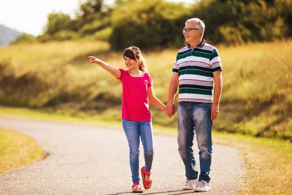 Opa en kleindochter tijd doorbrengen in de natuur — Stockfoto