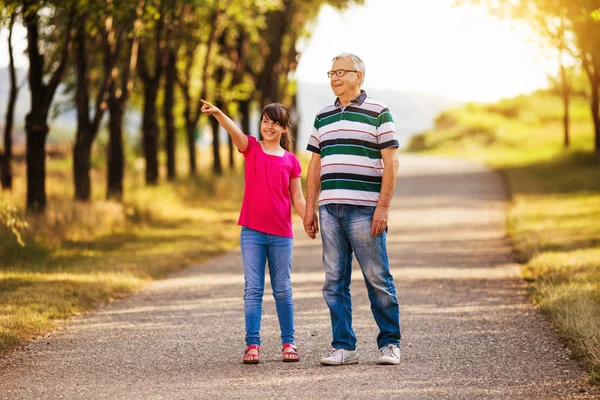 Abuelo y nieta pasar tiempo en la naturaleza — Foto de Stock